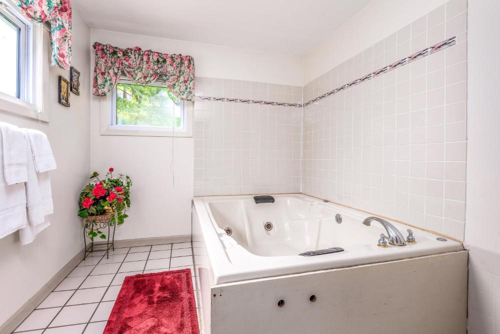 King Room with Spa Bath interior
