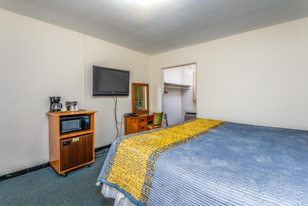 Standard Queen Room interior